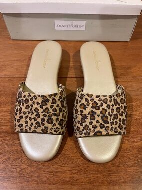NEW Daniel Green Comfy Cheetah Slippers Women's 6.5